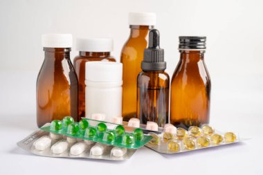 Mide hastalığı, hastanede teşhis ve tedavi için anatomi modeli tutan bir doktor..