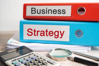 İş stratejisi. Binder veri finansmanı ofiste grafik analizi ile iş raporlama.