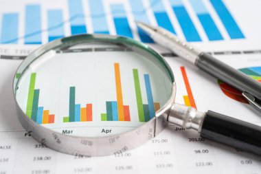 Grafik kağıdında büyüteç. Finansal kalkınma, Bankacılık Hesabı, İstatistikler, Yatırım Analitik Araştırma Veri Ekonomisi, İş Konsepti.