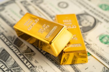 ABD doları üzerindeki altın külçeleri para, ekonomi finansmanı ticaret yatırım kavramı.