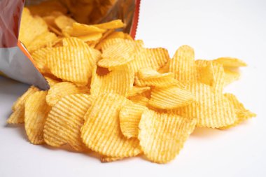 Patates cipsi, leziz BBQ baharatlı Crips için ince dilimlenmiş kızarmış abur cubur açık poşette fast food..