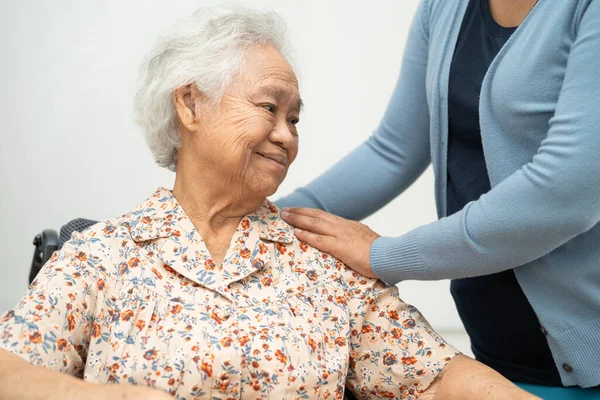 Opiekun Pomaga Azjatyckich Starszych Kobiet Pacjenta Miłości Opieki Zachęcać Empatii — Zdjęcie stockowe