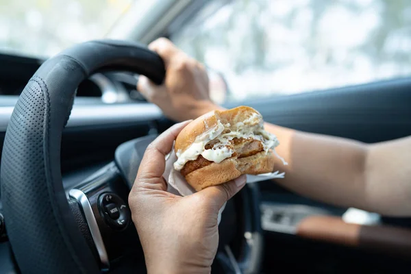 햄버거를 차에서 아시아 위험하고 사고를 — 스톡 사진