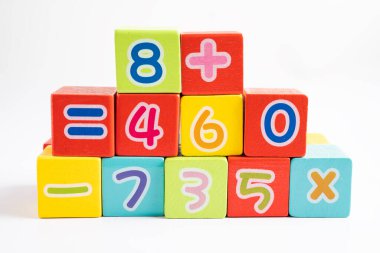 Beyaz arka planda renkli matematik sayısı, eğitim eğitimi matematik öğrenimi öğretim kavramı.
