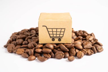 Kahve çekirdekleri üzerinde alışveriş arabası logosu olan bir kutu, çevrimiçi ithalat ihracat alışverişi ya da eCommerce dağıtım mağazası ürün taşımacılığı, ticaret, tedarikçi konsepti.