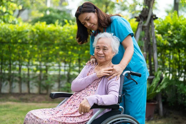 Lekarz Pomoc Opieka Azjatycki Starszy Kobieta Pacjent Siedzi Wózku Inwalidzkim — Zdjęcie stockowe
