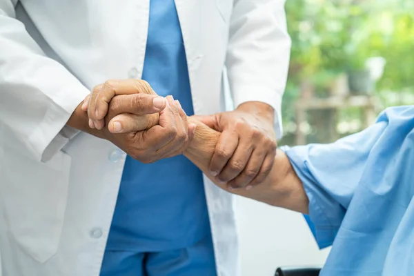 Caregiver Holding Hands Asian Elderly Woman Patient Love Care Encourage — Fotografia de Stock