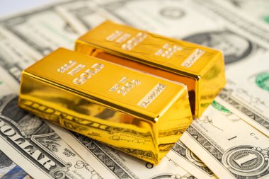 ABD doları üzerindeki altın külçeleri para, ekonomi finansmanı ticaret yatırım kavramı.