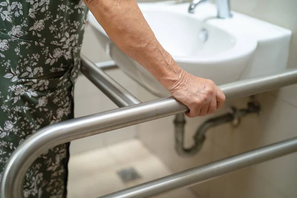 Asiático Idosa Senhora Paciente Uso Banheiro Alça Segurança Hospital Enfermagem — Fotografia de Stock