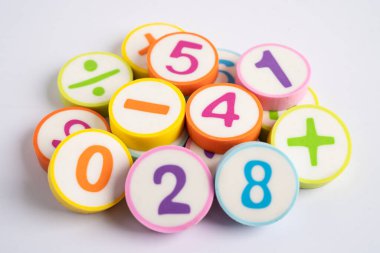 Beyaz arka planda renkli matematik sayısı, eğitim eğitimi matematik öğrenimi öğretim kavramı.