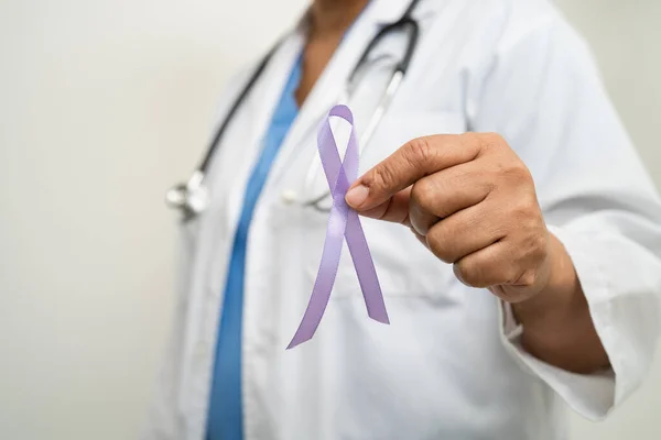 紫色のリボンを持つアジアの女性医師 アルツハイマー病の日の兆候 膵臓癌 てんかん ループス — ストック写真