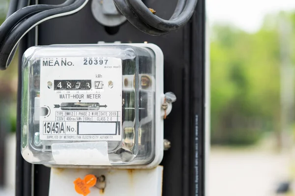 Ofisteki Enerji Maliyeti Için Elektrik Ölçüm Sayacı — Stok fotoğraf