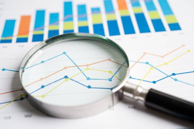 Grafik kağıdında büyüteç. Finansal kalkınma, Bankacılık Hesabı, İstatistikler, Yatırım Analitik Araştırma Veri Ekonomisi, İş Konsepti.