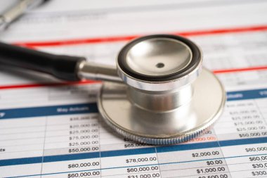 Hesap tablosu ve grafik kağıdına steteskop, Maliye, Hesap, İstatistikler, Yatırım, Analitik araştırma veri ekonomisi ve İş dünyası kavramı.