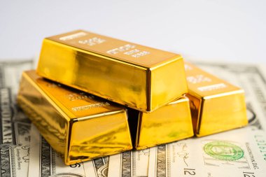 ABD doları üzerindeki altın külçeleri para, ekonomi finansmanı ticaret yatırım kavramı.