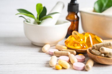 Alternatif ilaç bitkisel organik kapsül E omega 3 vitamini balık yağı, mineral, bitki yapraklı ilaç sağlıklı yaşam için doğal destek.