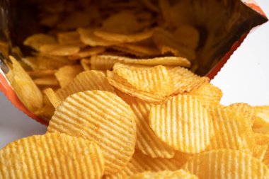 Patates cipsi, leziz BBQ baharatlı Crips için ince dilimlenmiş kızarmış abur cubur açık poşette fast food..