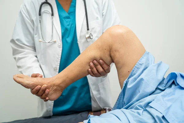 Asiatische Ältere Patientin Zeigt Ihre Narben Chirurgischer Gesamt Kniegelenkersatz Nahtwundchirurgie — Stockfoto