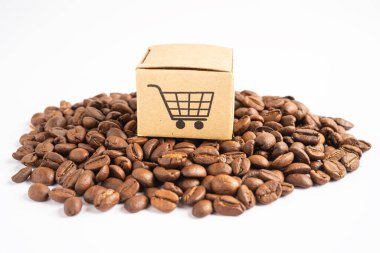 Kahve çekirdekleri üzerinde alışveriş arabası logosu olan bir kutu, çevrimiçi ithalat ihracat alışverişi ya da eCommerce dağıtım mağazası ürün taşımacılığı, ticaret, tedarikçi konsepti.