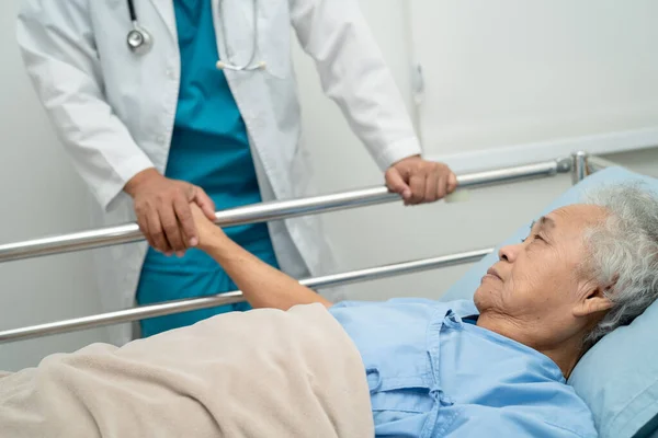 Arts Die Patiënt Controleert Ligt Een Bed Het Ziekenhuis Gezond — Stockfoto
