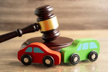 Çekiç tokmak hakimi araba kazasında, sigorta sigortası tazminat davası davasında..