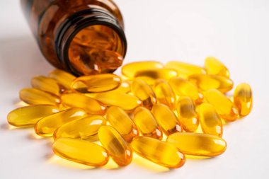 Beyaz zemin üzerinde EPA ve DHA izole edilmiş balık yağı Omega 3 kapsülleri vitamin.