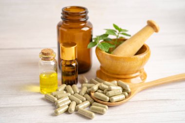 Alternatif ilaç bitkisel organik kapsül E omega 3 vitamini balık yağı, mineral, bitki yapraklı ilaç sağlıklı yaşam için doğal destek.