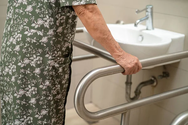 Азиатская Пожилая Женщина Использовать Туалетную Ручку Безопасности Здоровый Сильный Медицинский — стоковое фото