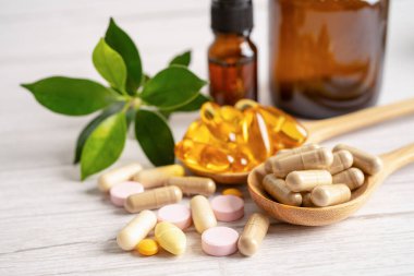 Alternatif ilaç bitkisel organik kapsül E omega 3 vitamini balık yağı, mineral, bitki yapraklı ilaç sağlıklı yaşam için doğal destek.