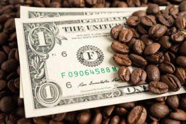 Kahve çekirdeklerine, İthalat İhracat Alış verişine veya eCommerce dağıtım mağazasının ürün nakliyesine, ticaretine, tedarikçi kavramına ABD Doları banknot parası.