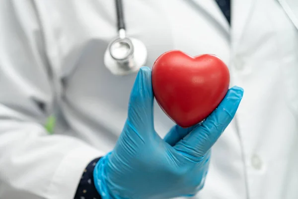 Doctor Holding Red Heart Hospital Ward Healthy Strong Medical Concept — Stockfoto