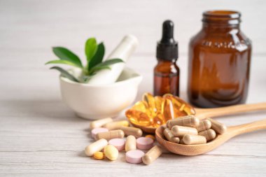 Alternatif ilaç bitkisel organik kapsül E omega 3 vitamini balık yağı, mineral, bitki yapraklı ilaç sağlıklı yaşam için doğal destek.