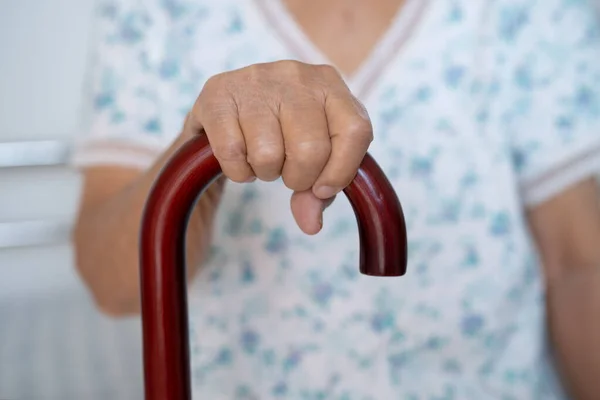 亚洲老年残疾妇女手持手杖 圆形把手 助行助行助行 — 图库照片