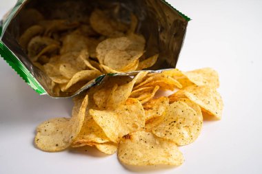 Patates cipsi, Crips için lezzetli baharat, açık poşette ince dilimlenmiş kızarmış atıştırmalık fast food..