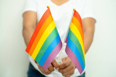 LGBT gökkuşağı renkli bayrak taşıyan kadın, lezbiyen, gey, biseksüel, transseksüel, insan hakları, hoşgörü ve barışın sembolü.