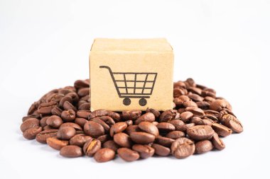 Kahve çekirdekleri üzerinde alışveriş arabası logosu olan bir kutu, çevrimiçi ithalat ihracat alışverişi ya da eCommerce dağıtım mağazası ürün taşımacılığı, ticaret, tedarikçi konsepti.
