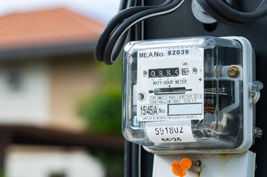 Bangkok, Tayland. 20 Mart 2023. Ev ve işyerindeki enerji maliyeti için elektrik ölçüm aleti..