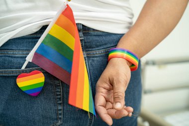 LGBT gökkuşağı renkli bayrak taşıyan kadın, lezbiyen, gey, biseksüel, transseksüel, insan hakları, hoşgörü ve barışın sembolü.