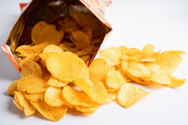 Patates cipsi, leziz BBQ baharatlı Crips için ince dilimlenmiş kızarmış abur cubur açık poşette fast food..