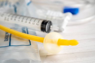 Özürlü ya da hastanede yatan hasta için idrar torbası takılı Foley idrar sondası.