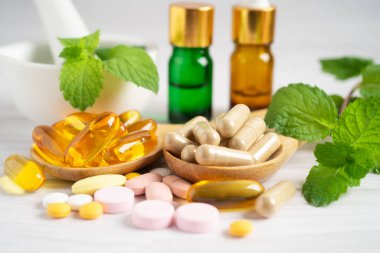 Alternatif ilaç bitkisel organik kapsül E omega 3 vitamini balık yağı, mineral, bitki yapraklı ilaç sağlıklı yaşam için doğal destek.