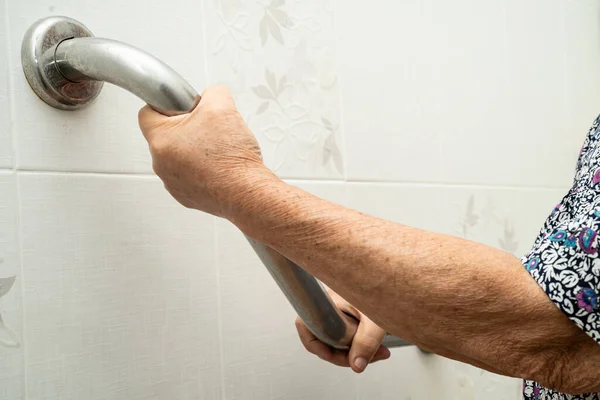 Mulher Idosa Asiática Usar Banheiro Alça Segurança Conceito Médico Forte — Fotografia de Stock