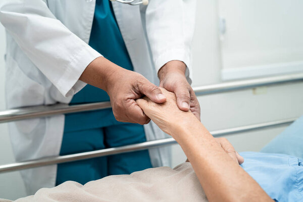 Врач, использующий стетоскоп для проверки пациента лежат на кровати в больнице, здоровый сильный медицинский концепт.