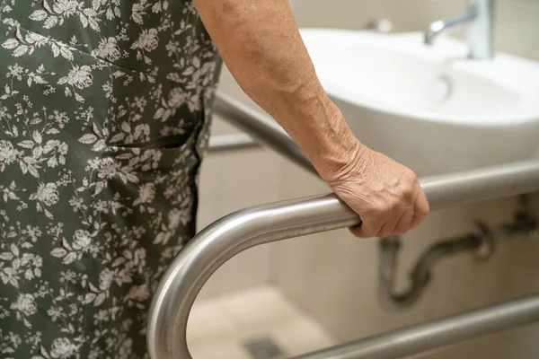亚洲老年妇女病人在护理医院使用卫生间保安 健康有力的医疗理念 — 图库照片