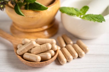 Alternatif ilaç bitkisel organik kapsül E omega 3 vitamini balık yağı, mineral, bitki yapraklı ilaç sağlıklı yaşam için doğal destek.