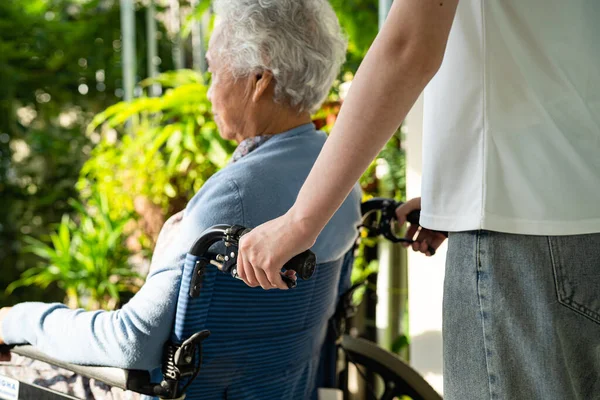 Vårdgivare Hjälp Och Vård Asiatisk Senior Kvinna Patient Sitter Rullstol — Stockfoto