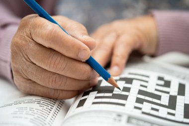 Alzheimer hastalığı AD, Asyalı yaşlı kadın bunama için beyin eğitimi için sudoku bulmacası oynuyor.