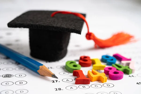 Brecha Graduación Sombrero Lápiz Fondo Hoja Respuesta Estudio Educación Pruebas — Foto de Stock