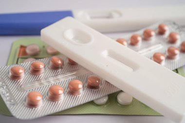 Hamilelik testi ve doğum kontrol hapları takvim, doğum kontrol ve ilaç üzerinde.