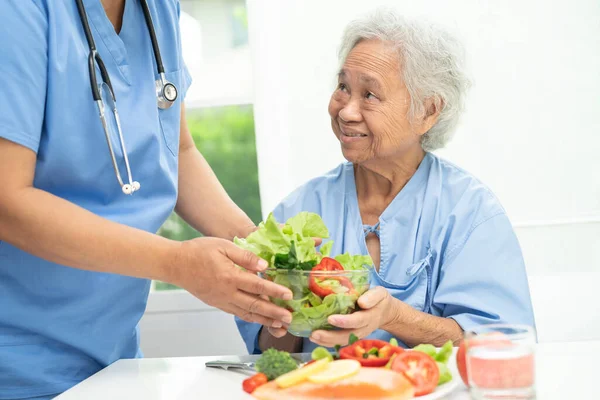 Азиатская Пожилая Женщина Пациент Ест Стейк Лососем Завтрак Овощной Здоровой — стоковое фото